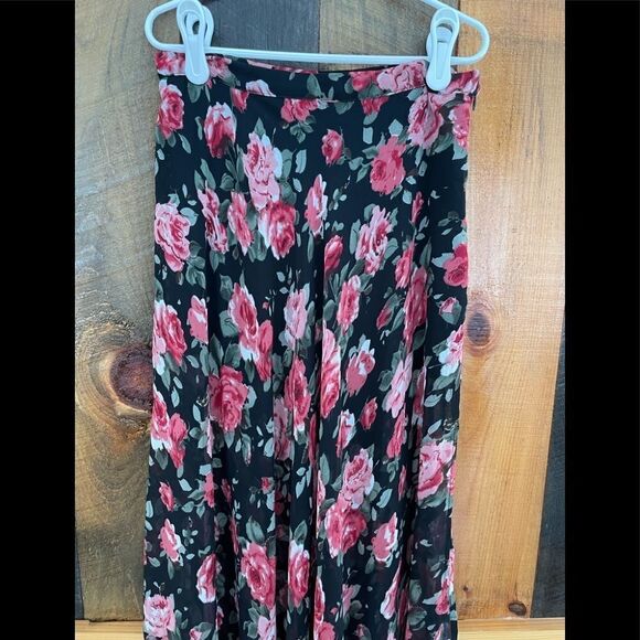Forever 21 chiffon maxi skirt with high side slits and shorts underneath ,  XS. - Picture 2 of 6
